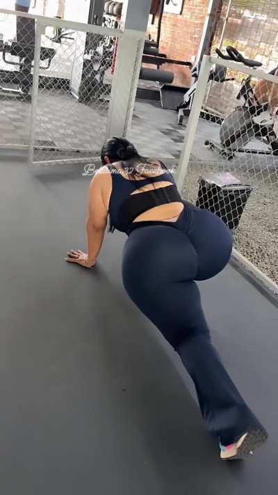 Huge Ass Milf Looks Great From Every Angle!