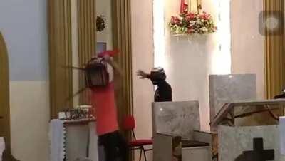 Vai ser fácil rouba a igreja eles disseram