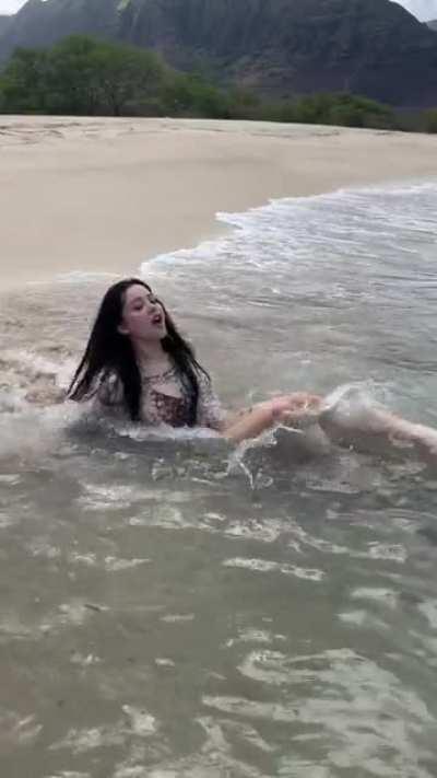 Bella Poarch beach tiktok 🏝