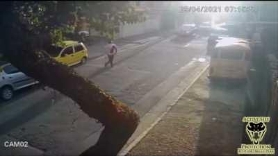 2 robbers get fucked by armed citizen