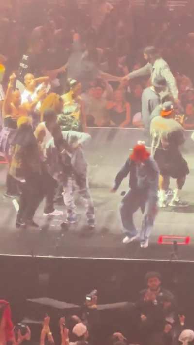 Look at this dumbass lookin nigga with that dumbass orange bucket hat on 🤷🏾‍♂️🤦🏾