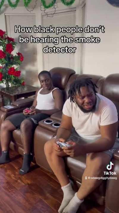 How black people don’t be hearing the smoke detector 😂