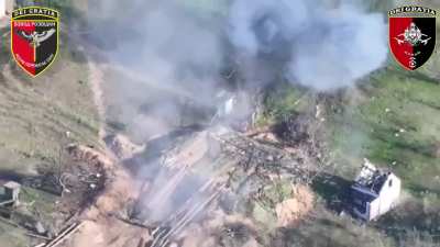 Drone footage of Ukrainian FPV pilots attacking a hidden Russian T-55 MBT in the Donetsk Oblast.