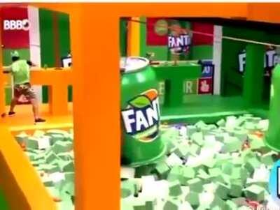 Assista esse video de olhos fechados.