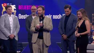 Serie „Gestern waren wir noch Kinder“ mit Julia Beautx gewinnt „Blauen Panther Award“ 25.10.23