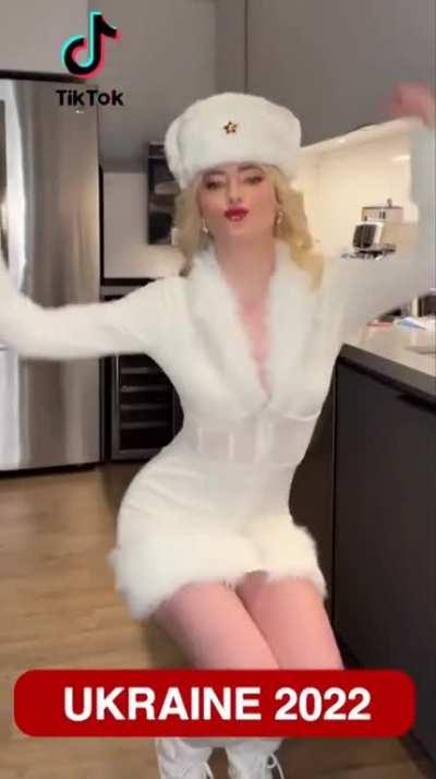 Sarah Sherman knows how sexy she is