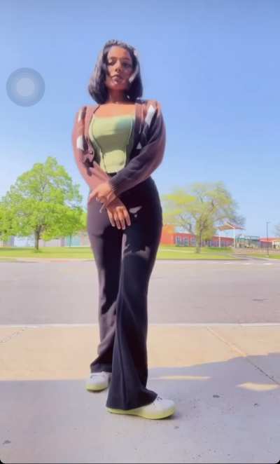 Kamming for her 🤤