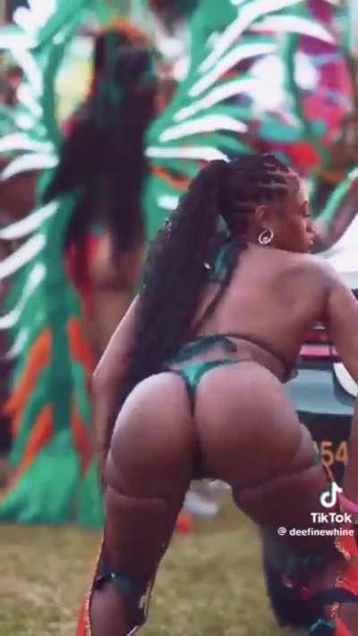 @deefinewhine 💃🏿