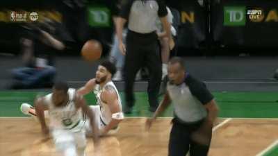 [Highlight] Robert Williams lands awkwardly on Tatum