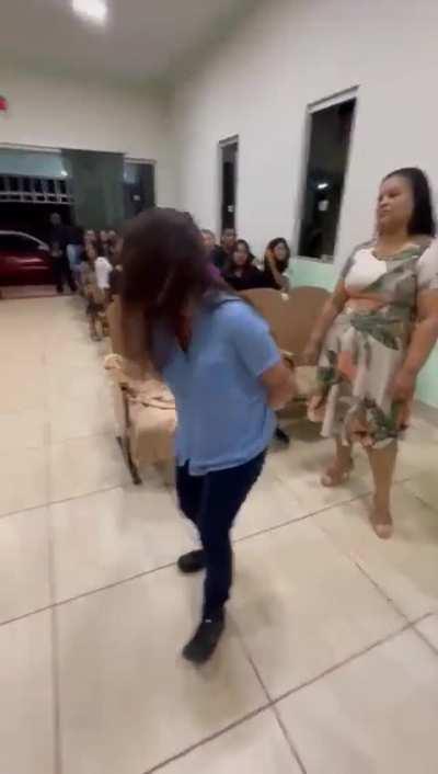 Pastor pede para mulher possuida invocar o demonio que possui Pres Lula.