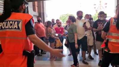 Despues del multitudinario velorio a Maradona, el gobierno sigue pidiendo permiso de circulacion.