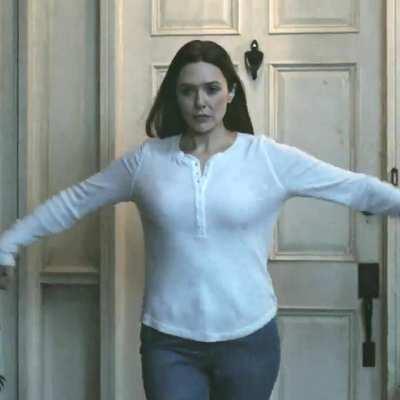 Elizabeth Olsen rockin' that thicc mommy bod