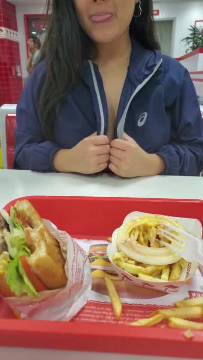 Now flashing at your local In n Out ~ [GIF]