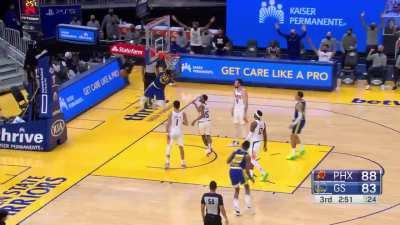 [Highlight] No one boxes out Draymond and he gets a wide open putback slam