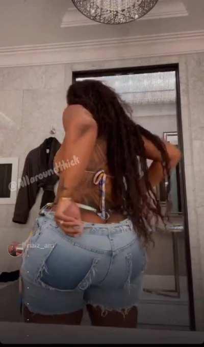 I thought she lost hella weight but now that ass still Gigantic