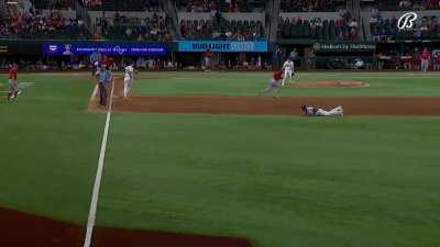 [Highlight] Ohtani hits a groundball and rips Ibanez's glove