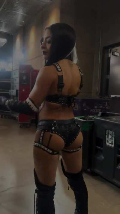 Zelina showing her new gear