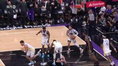 [Highlight] Draymond Green stomps on Sabonis's chest