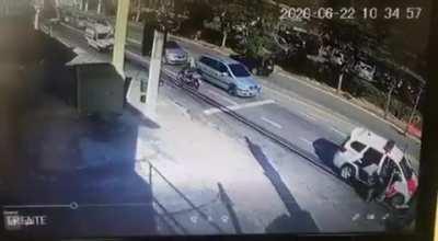 Perfect shot interrupts thief escape