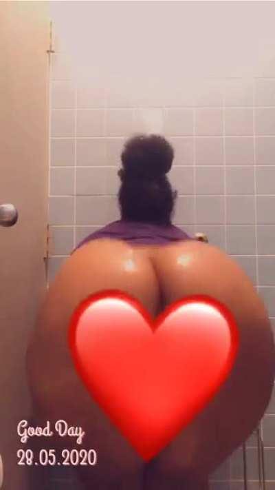 Shower shake 🍑🍑💦💦
