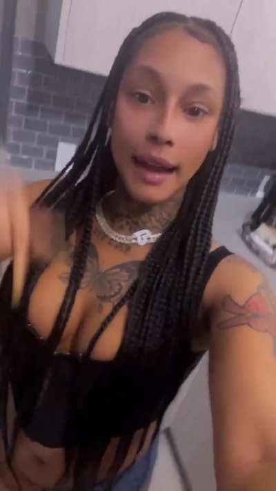 Mizz Twerksum Clapping that azz