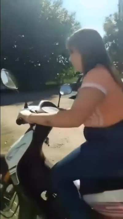 Conductora novata de un motovehículo se estampó contra el portón de su vecino y le inhabilito la salida varios días