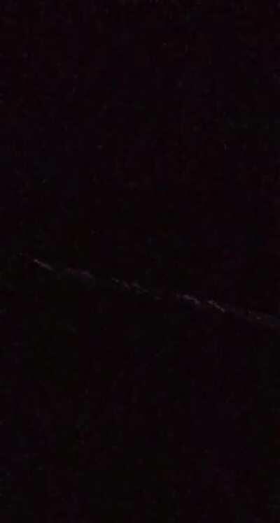 2020-08-09, apie 3:30 val. nakties. Daugelis švieselių, skrendanščių visiškai tiesia linija danguje, virš Vilniaus. Kas dar matė? Kas tai galėtų būt? Komentaruose linkas į ryškesnę nuotrauką.