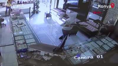 Armed robber gets himself shot by jewelry store owners in Turkey