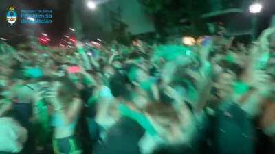 Pasá negro, te muestro un spot que acabo de hacer. Cuídense reyes.