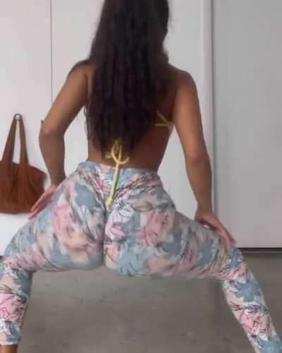 Nina Pina (@ninathepineapple)