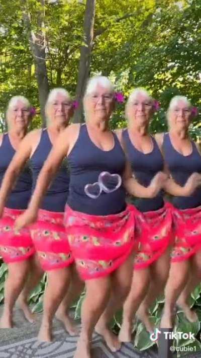 What’s better than one dancing grandma? 5 dancing grandmas! 💃💃💃💃💃