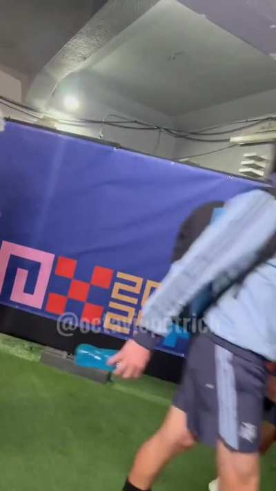 Los pibes de la Sub-20 dejando el estadio con la canción del “Chavo del 8”