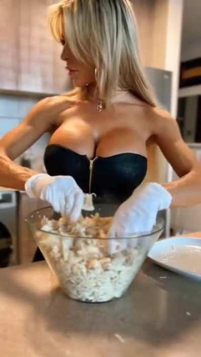 No sé si lo necesitaban pero ahí les va una chichona deshebrando pollo