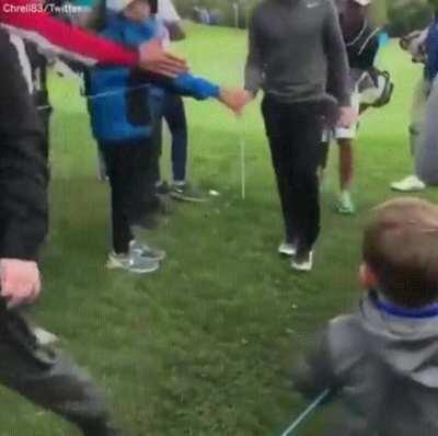 Kid just wanted a high-five from his golf idol