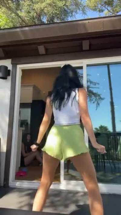 Cami shakin that a$$