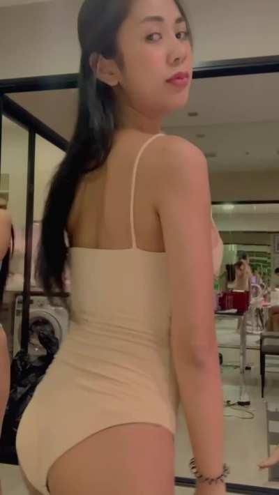 Hi to the same 4 guys who see me stripping half naked 🥰