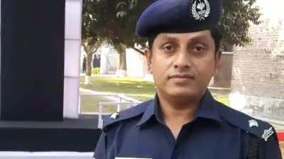 OC threatens Chittagong University student for writing against government relief corruption on Facebook. (Abusive language warning. Use headphones)