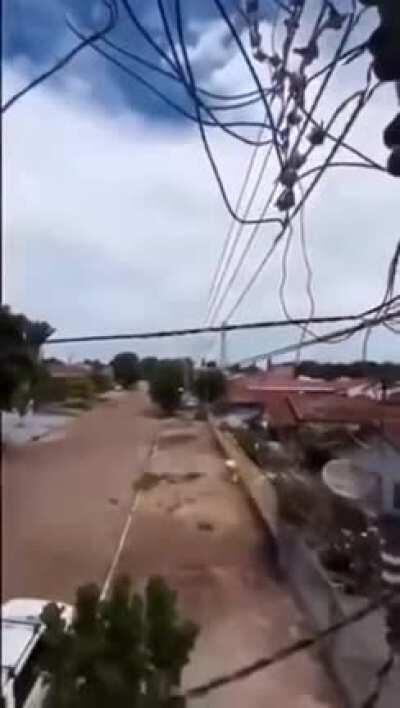 Cuando por fin llegan los del CFE a arreglar