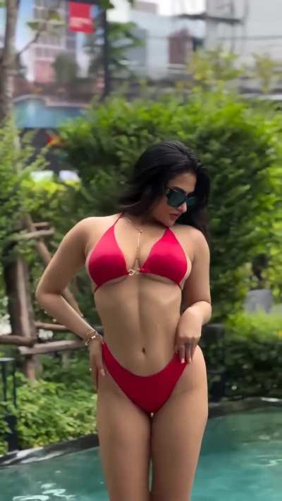 Dekho iss malaidaar SASSY badwi POONAM ko, kese yeh apna tight chudakard jism dikha rahi hai. Maan toh karta hai ki isko baalo se pakad kar sab ke samne maar maar ke iski gori badan ko laal kardu. Badwi kuttiya laal pari lag rahi hai, iski tight chut mai 