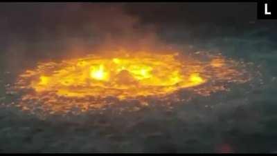 😱 Лесными пожарами никого не удивишь, а как насчёт морских? Огромное огненное пятно появилось в мексиканском заливе из-за утечки углеводородов на глубине 80 метров. Тушить его пришлось сразу нескольким кораблям. Бесконечно можно смотреть на три вещи: как 