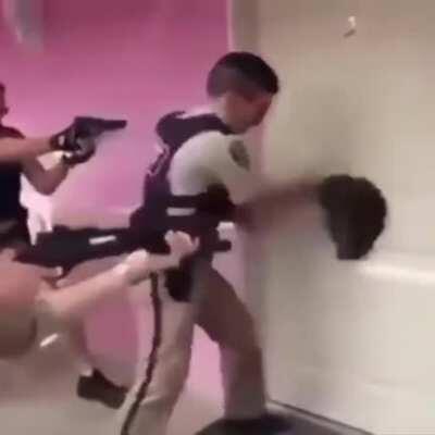 Poliția din Oneşti salvând ostatici