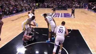 [Highlight] Alternate angle of the Green-Sabonis stomp. Sabonis says he was trying to protect his head as he fell to the ground, better seen in this view.