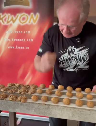 Bu işe yıllarını vermiş bir abimiz...