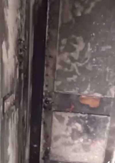 Закрывайте двери на ночь.