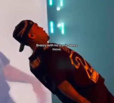 Me not realizing how much Chris Brown did that dance 😂😂