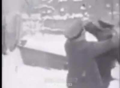 No molestar, nazis jugando en la nieve