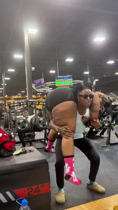 How much is bro squatting 🥵  [Imani]