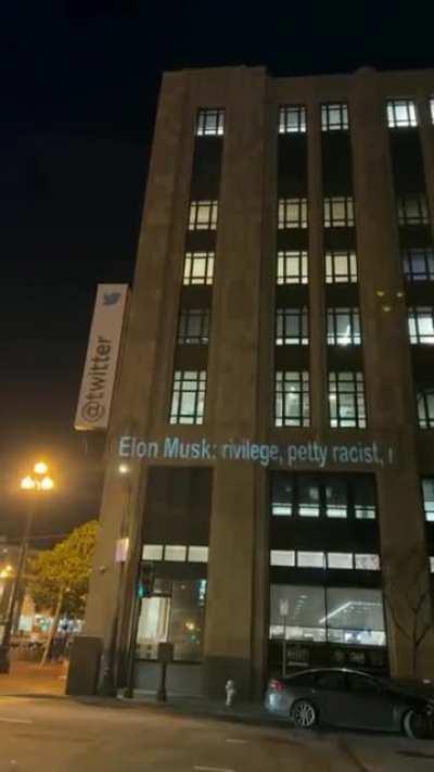 Over 1200 Twitter engineers quit and projected insults about Elon Musk on the Twitter HQ: 