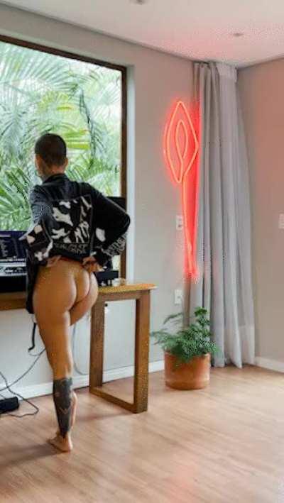 Do you want to listen to this fuckdoll’s set or fuck her first?