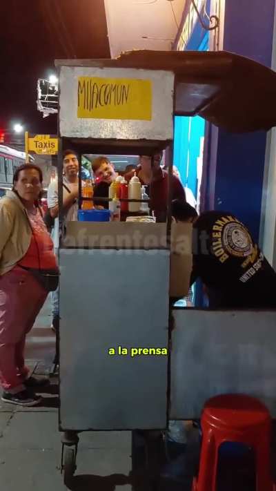 Volvi&oacute; a trabajar el joven salte&ntilde;o que vend&iacute;a s&aacute;ndwiches de milanesa a mil pesos y fue criticado por dos influencers de comida; se le llen&oacute; el puesto.
